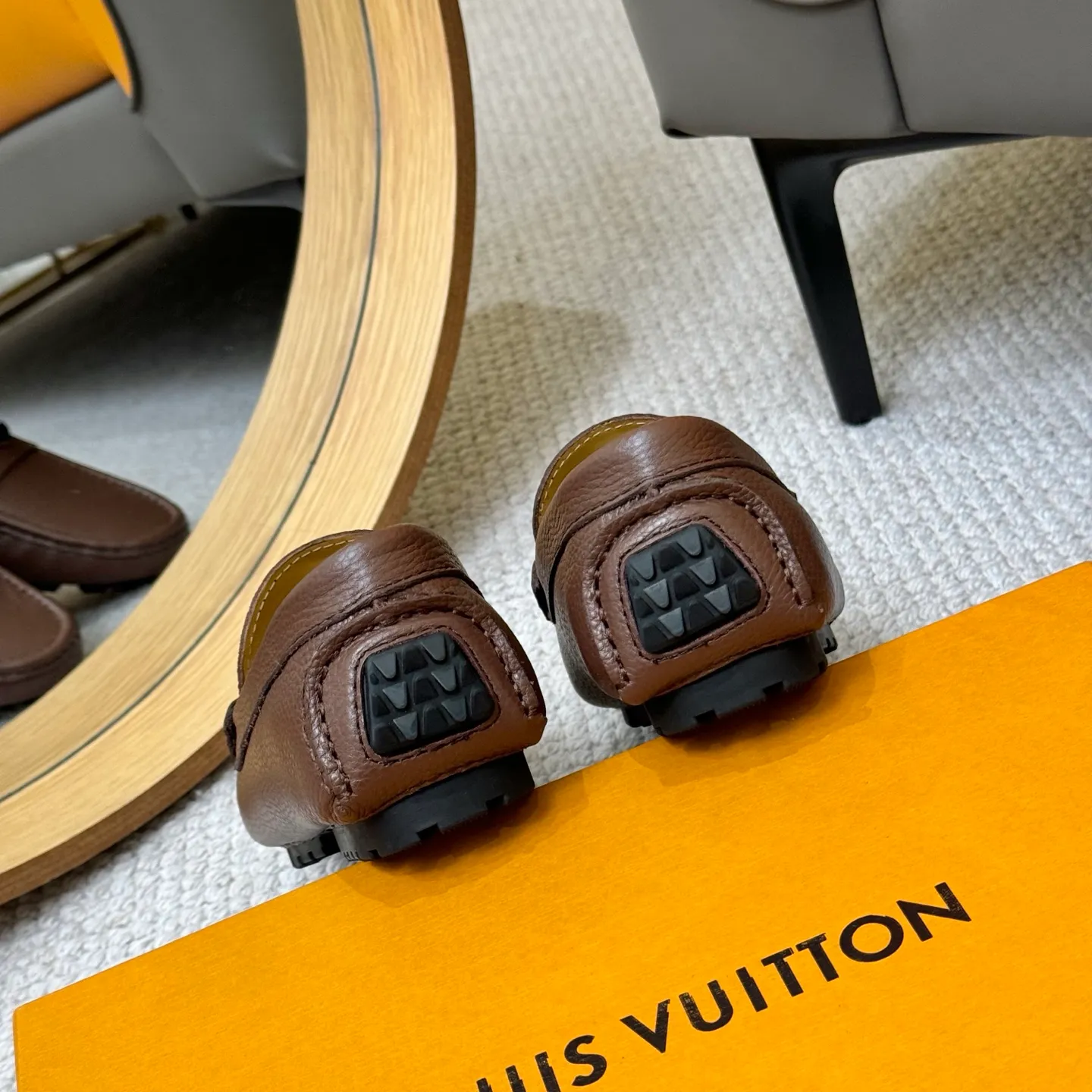 Men's men's shoes 💰420 (Yangli) LV 2⃣️0⃣️2⃣️5️⃣Spring and summer counter GLORIA series models ✈️Original factory special leather production, original last type. A classic driving slip-on casual shoe that shows an elegant style with exquisite craftsmanship details such as Monogram embossing all over the upper🌀Italian imported calfskin fabric Sheepskin foot pads➕Inside～Private mold replica sole Unique style Comfortable driving slip-on Size: 4-12 (38-46) Comes with [Counter packaging: original box, wrapping paper, card, instruction manual, shoehorn, cloth bag] No pressure to enter and leave the counter!